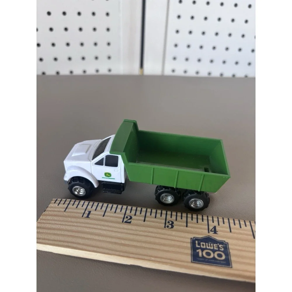 White DUMP TRUCK John Deere  Construction Equipment Ertl‎  1:64 Scale 4 1/4